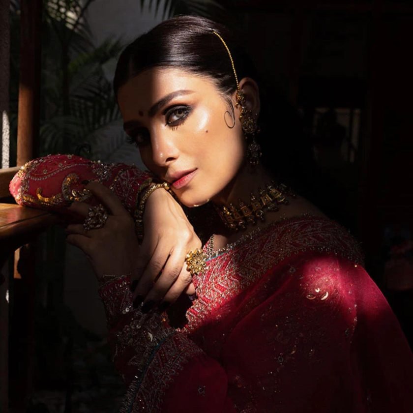 Ayeza Khan treats fans with the latest photoshoot
